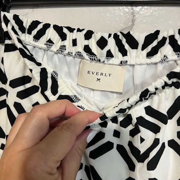 Everly Geometric Black White Elastic Waist Shorts Size S Lined Polyester. - Picture 3 of 5